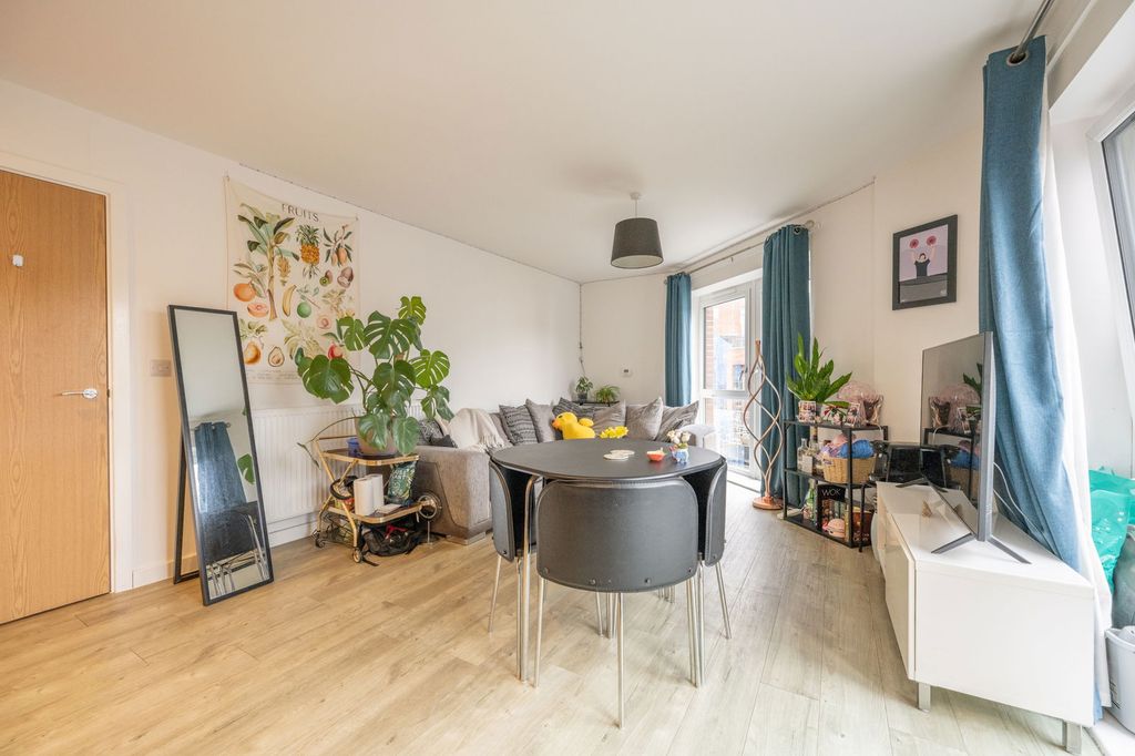 2 bed flat for saleSpenser, Keel Road, Woolston SO19 photo 3