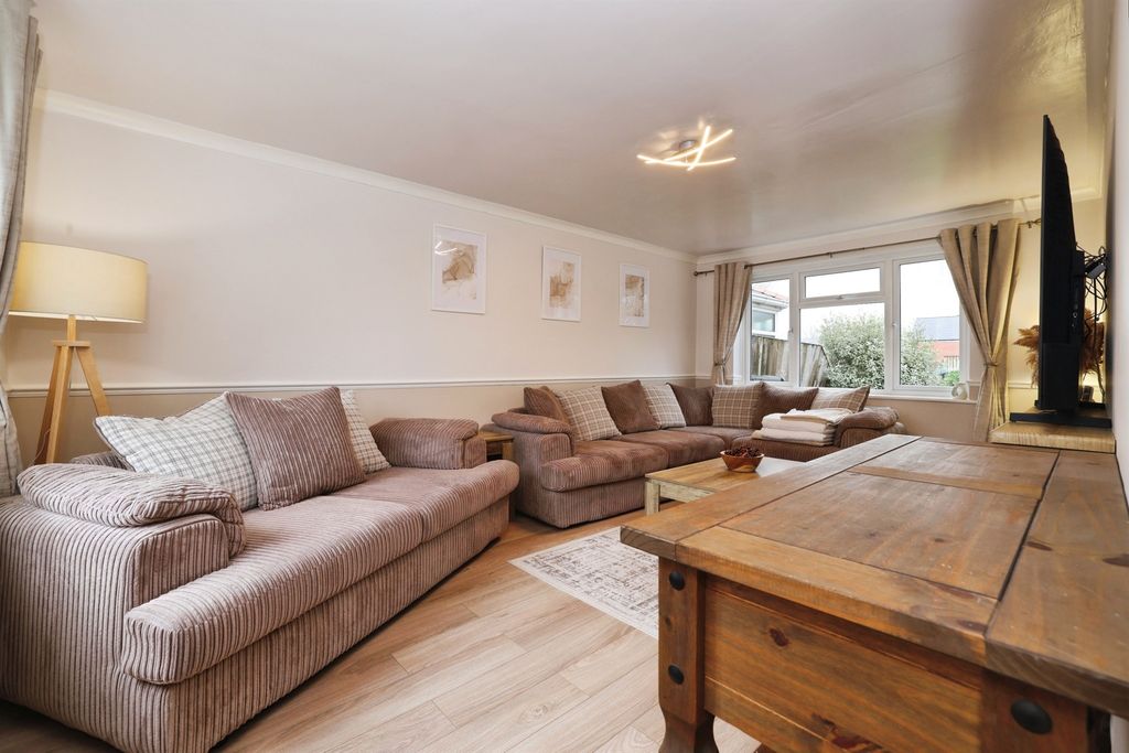 3 bed semi-detached house for salePound Close, Lyneham, Chippenham SN15 photo 2