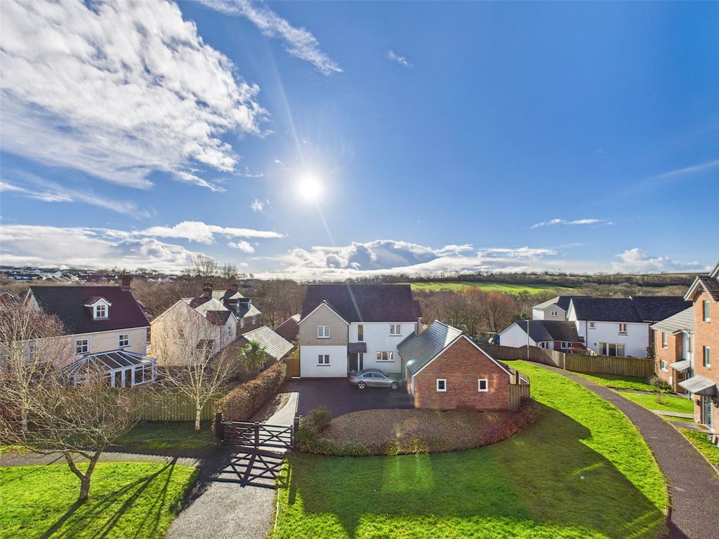 2 bed flat for saleBrooks Avenue, Holsworthy, Devon EX22 photo 2