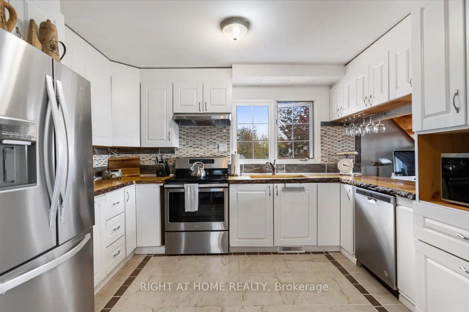 Additional image 5 of 424 Laurier Street