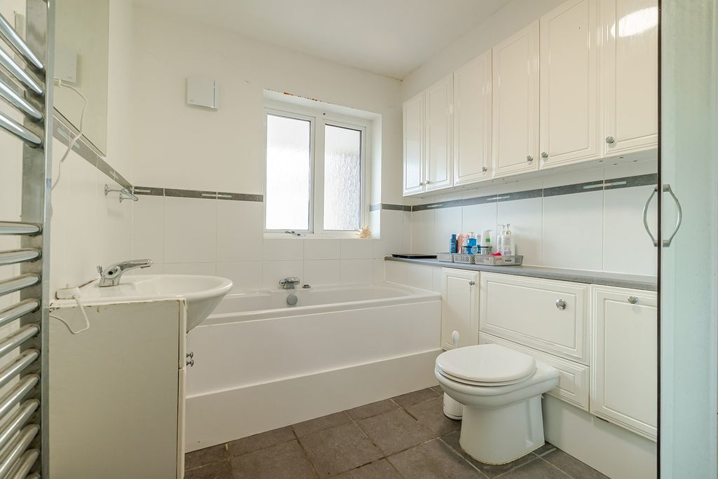 Additional image 2 of 3 bed flat for saleBurkes Road, Beaconsfield, Buckinghamshire HP9
