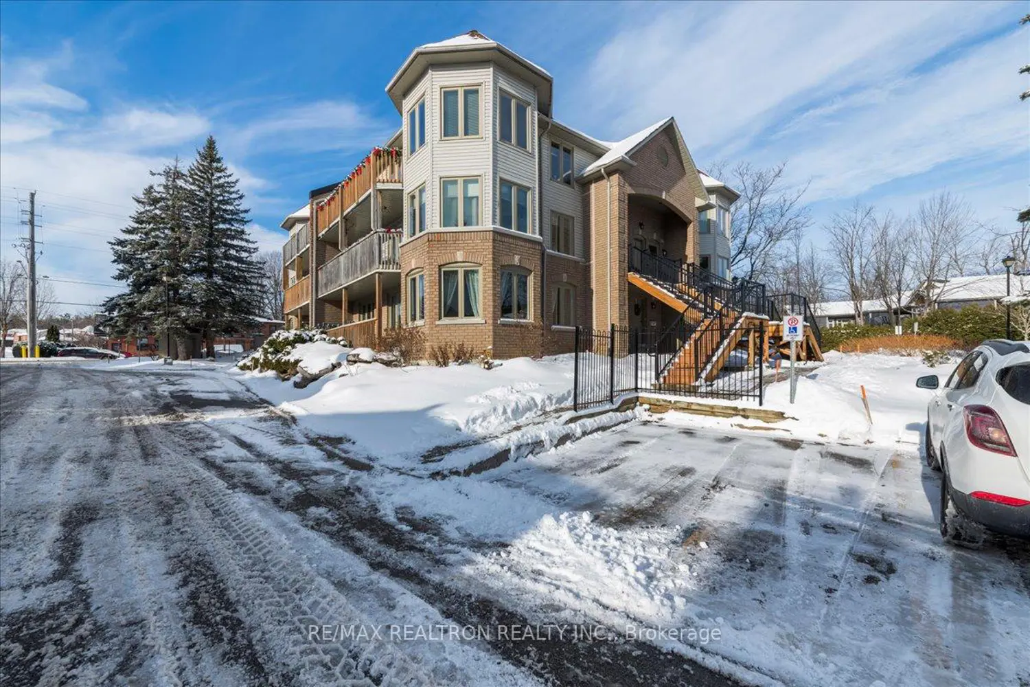 Additional image 18 of 492 Laclie Street 302