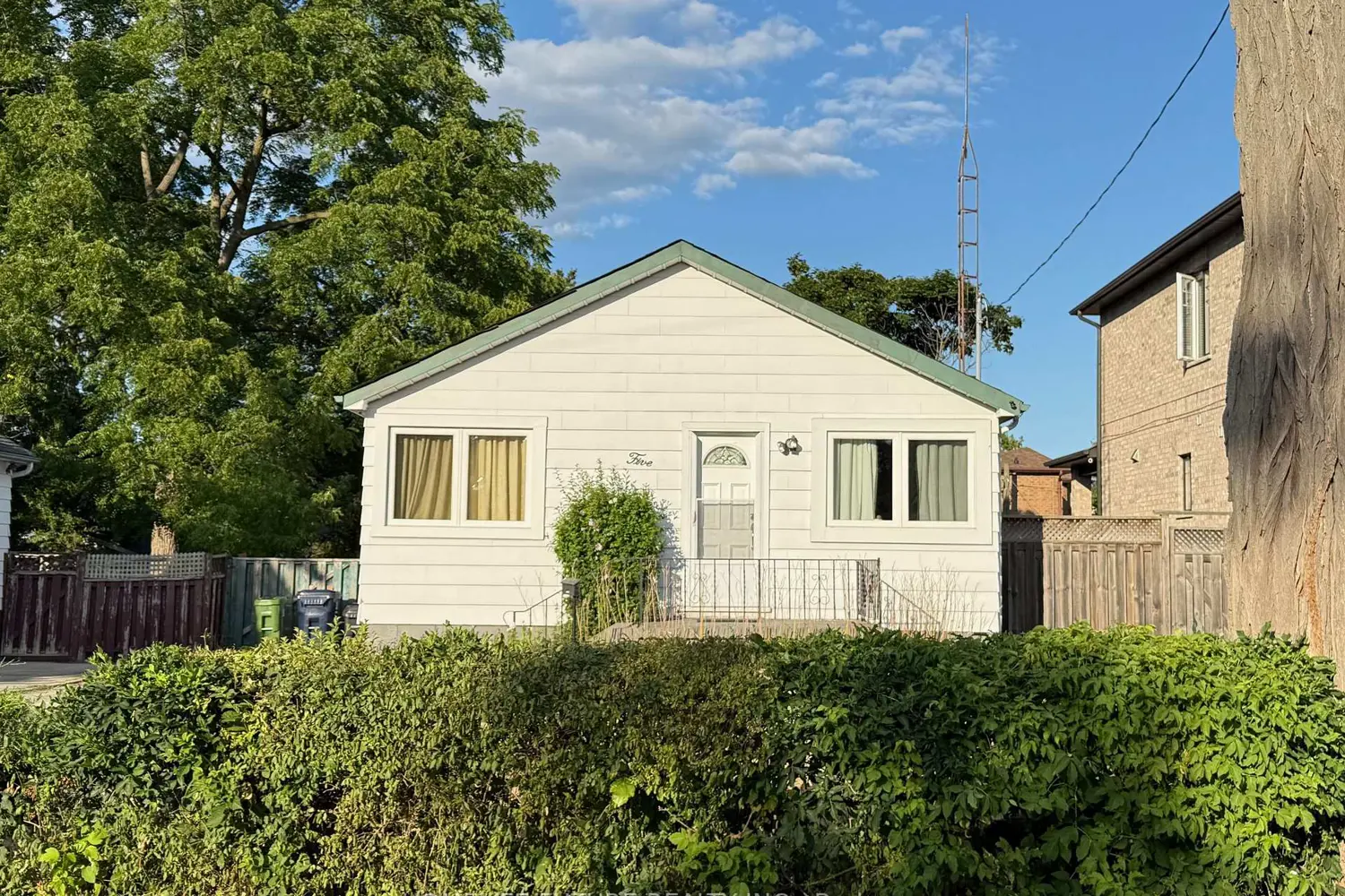 5 Weir Crescent