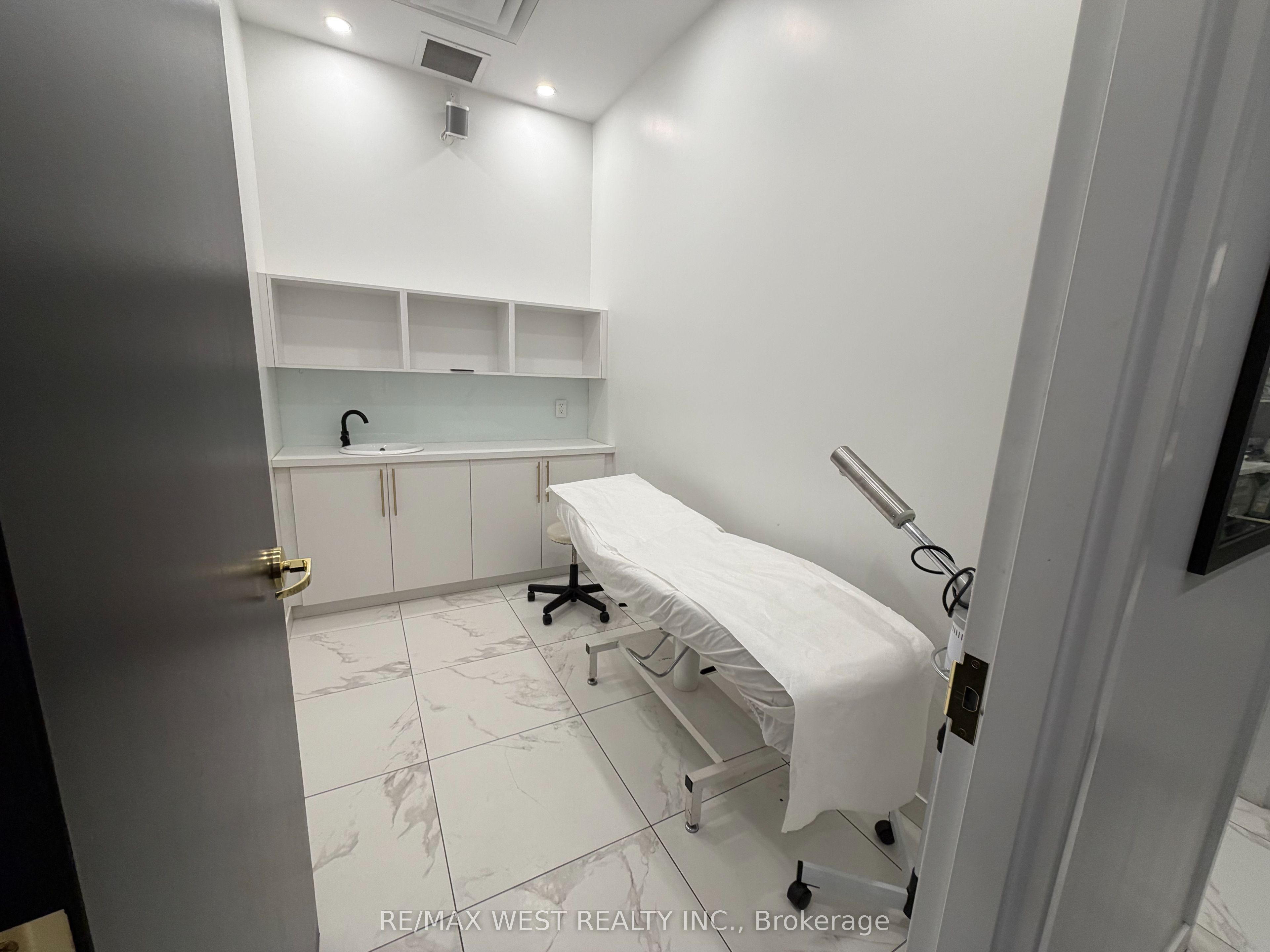 Additional image 6 of 4 rm#1-5027 Hurontario Street, Mississauga, ON, L4Z 3X6