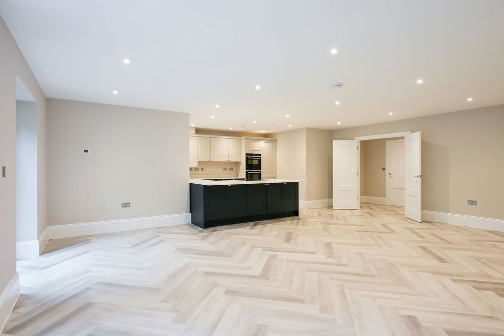 Additional image 6 of 2 bed flat for saleGreenhedges - Westerham Road, Oxted RH8