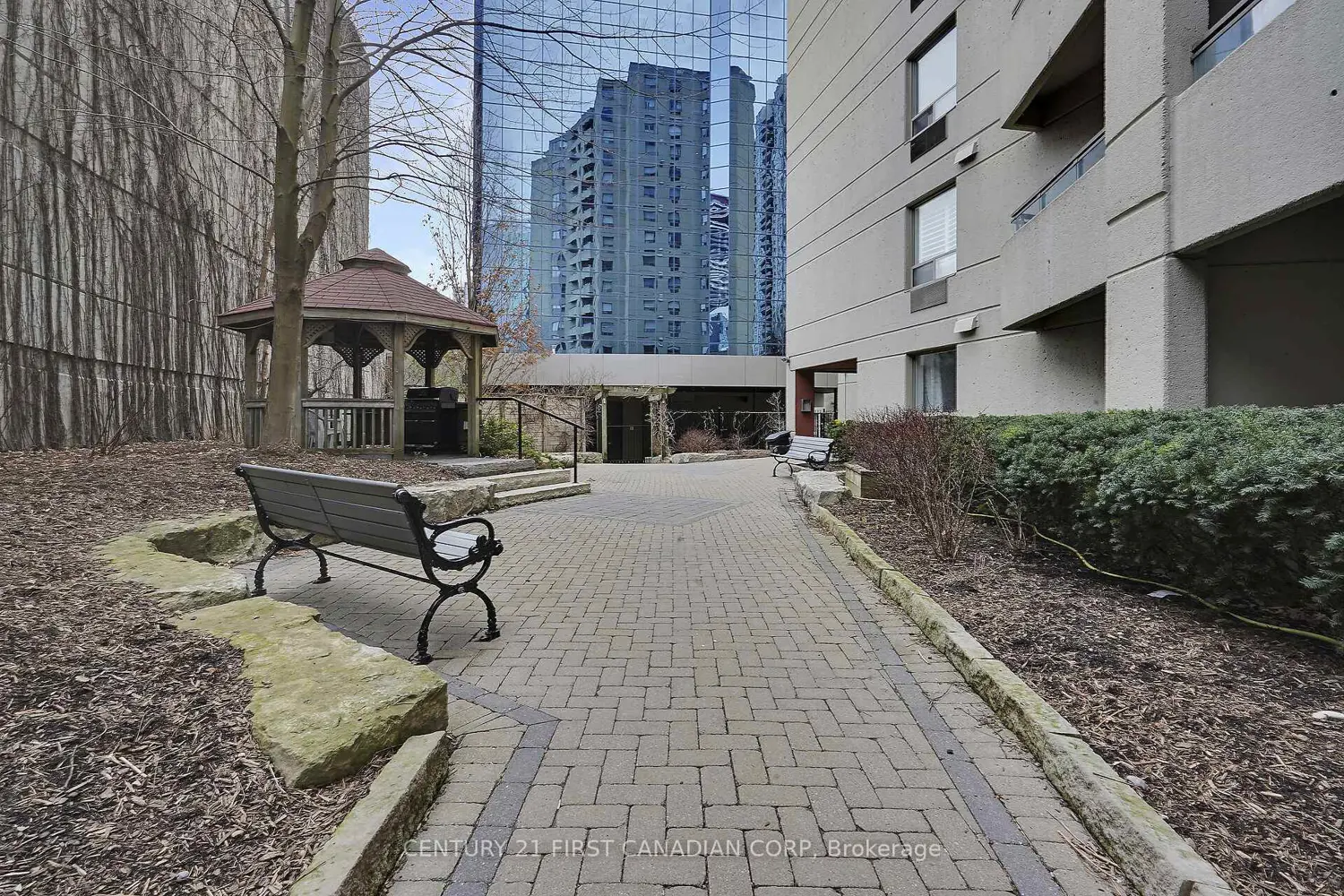 500 Talbot Street 402 photo 2