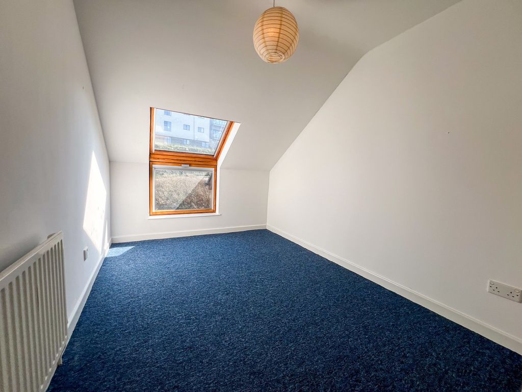 2 bed flat for saleY Lanfa, Trefechan SY23 photo 3
