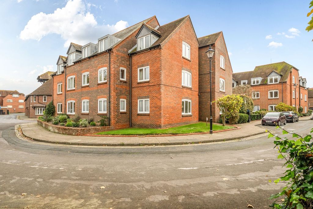 2 bed flat for saleChapel Street, Chichester PO19