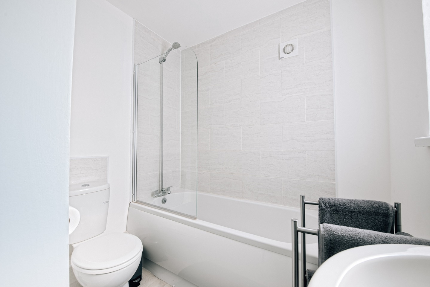 2 Bed Semi-Detached House, Sutton Approach, LS14, N1 7GU