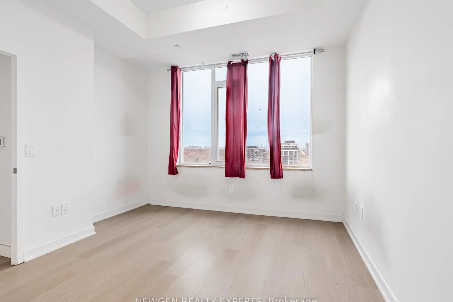 Additional image 16 of 859 The Queensway 824