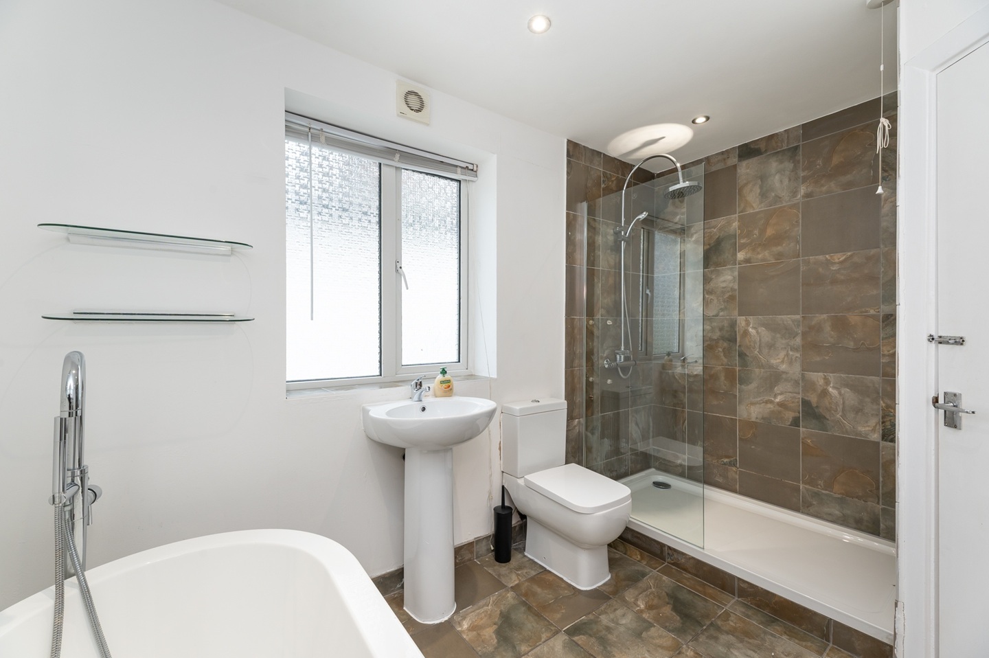 Additional image 22 of 5 Bed Detached House, Fully Furnished In North Leeds, LS17, N1 7GU