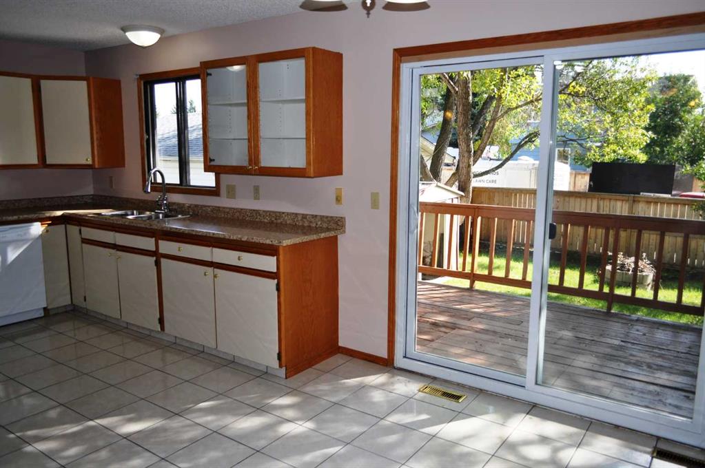 Additional image 5 of 319 Woodside Circle SW, Calgary, AB, T2W 3K2