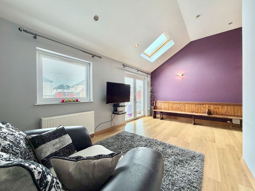 Additional image 2 of 3 bed flat for saleNewhouse Road, Grangemouth FK3