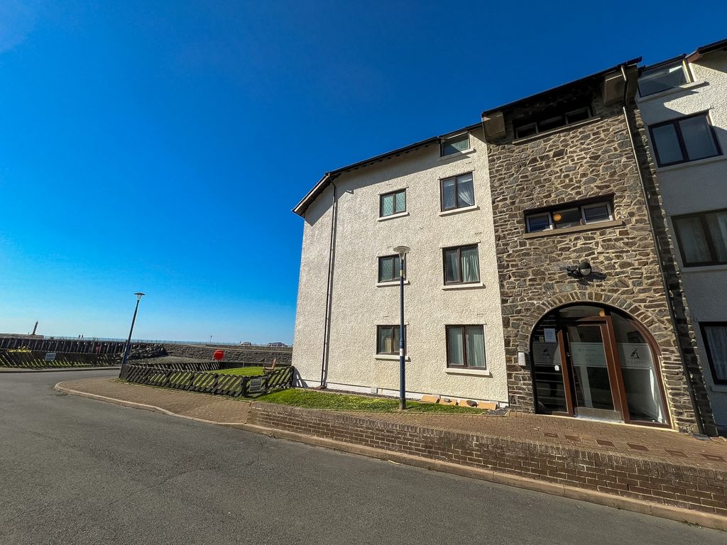 2 bed flat for saleY Lanfa, Trefechan SY23 photo 2