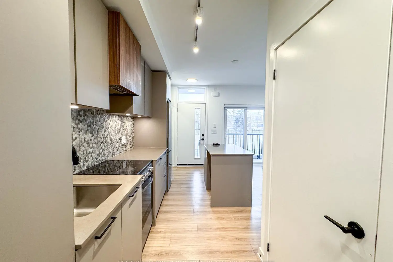 Additional image 12 of 20 Lagerfeld Drive 06