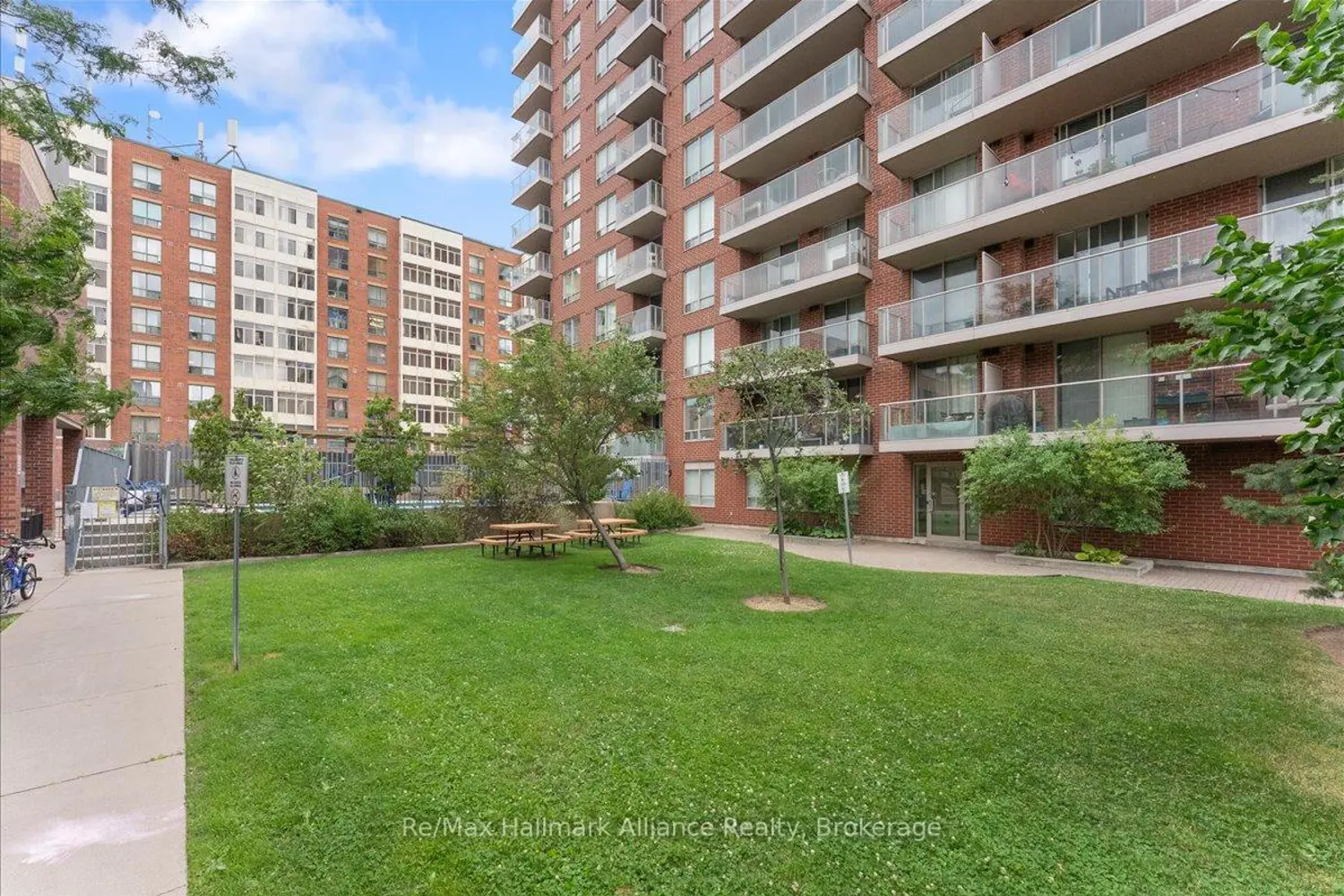 Additional image 15 of 1369 Bloor Street 910