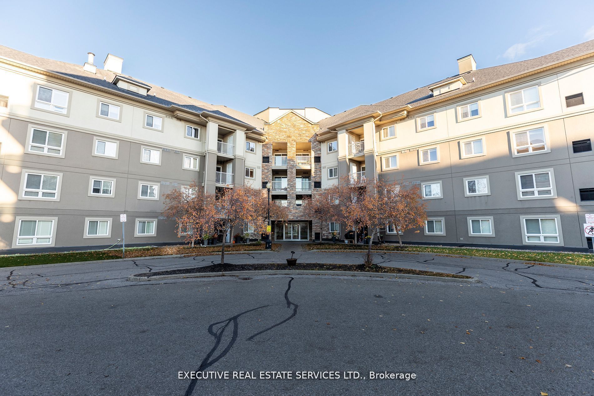 #203-4 Dayspring Circle, Brampton, ON, L6P 2Z5