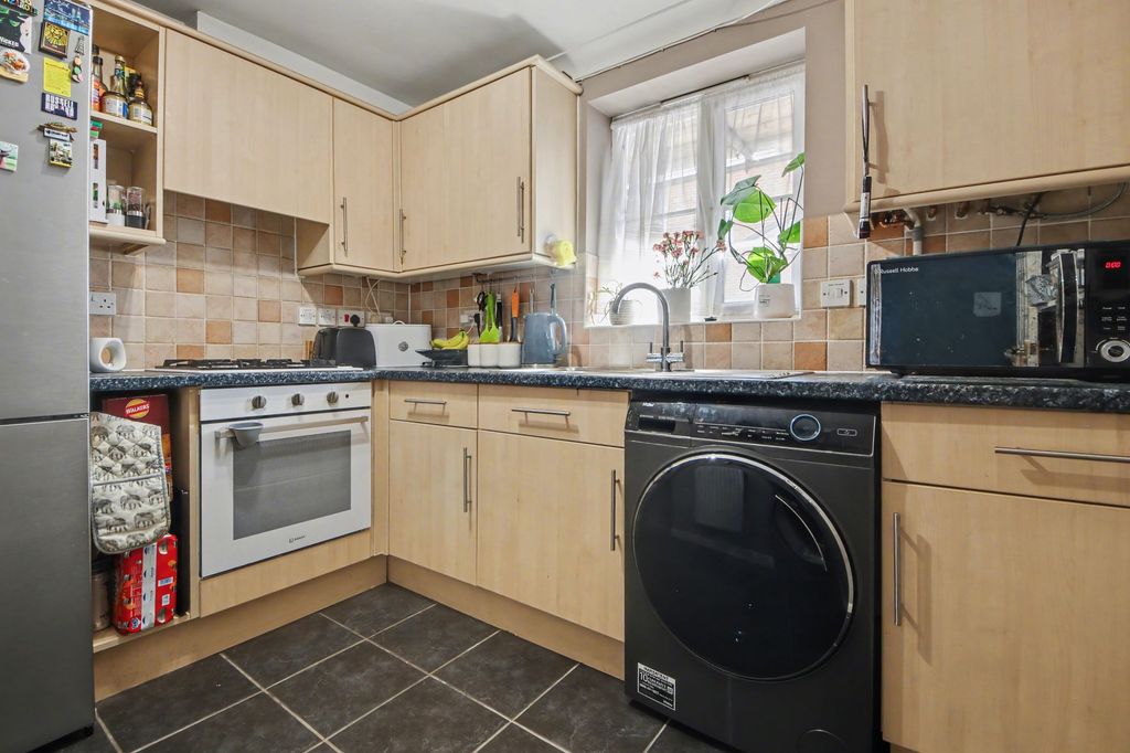2 bed flat for saleWeston Lane, Weston SO19 photo 3