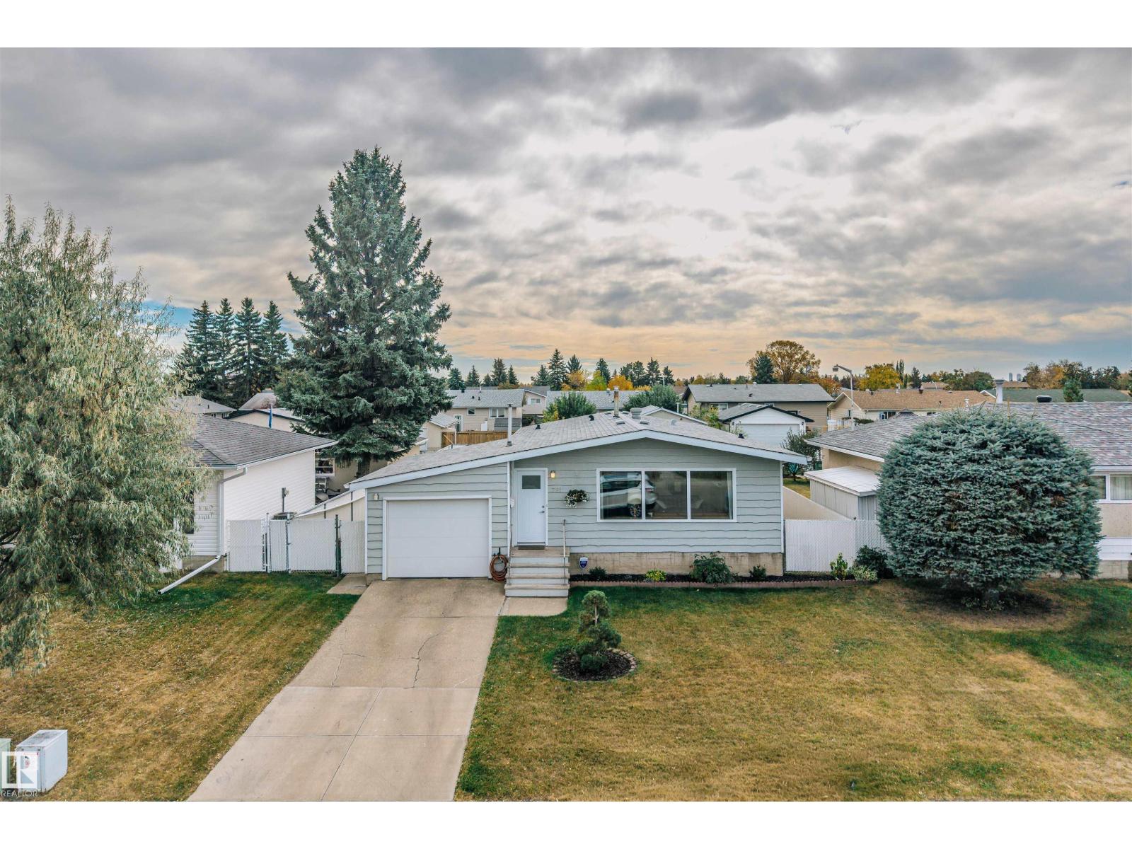 7811 148 Avenue NW, Edmonton, AB, T5C2T8