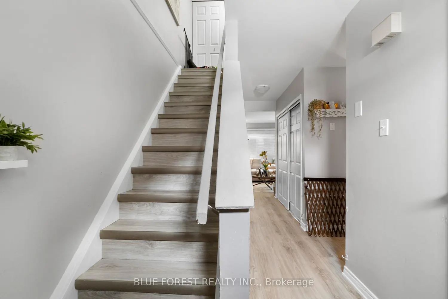 166 Southdale Road 18 photo 2