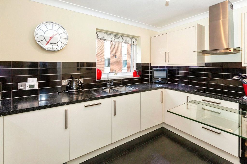 Additional image 9 of 2 bed flat for saleGrosvenor Drive, Maidenhead, Berkshire SL6