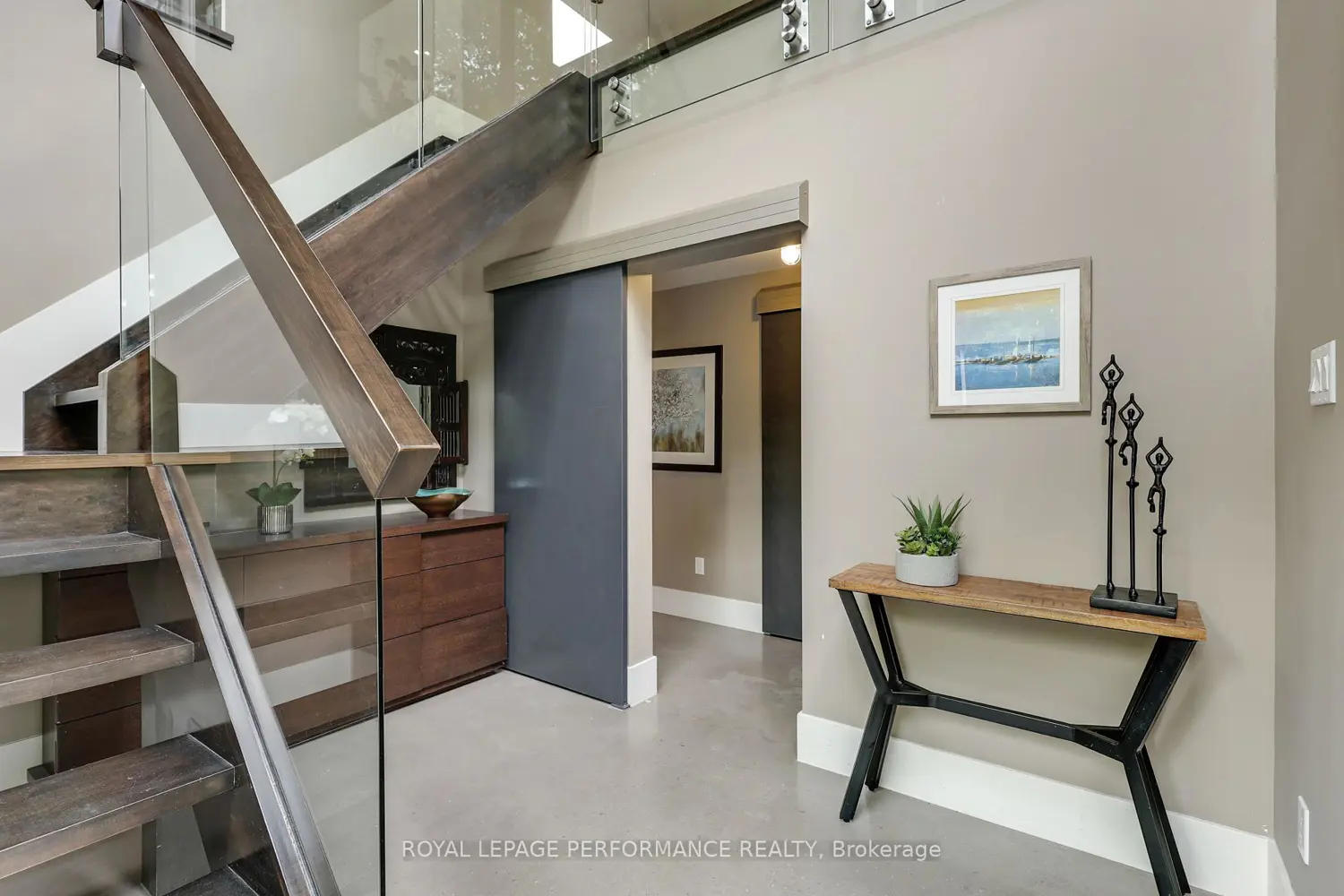 1141 Julia Court photo 2