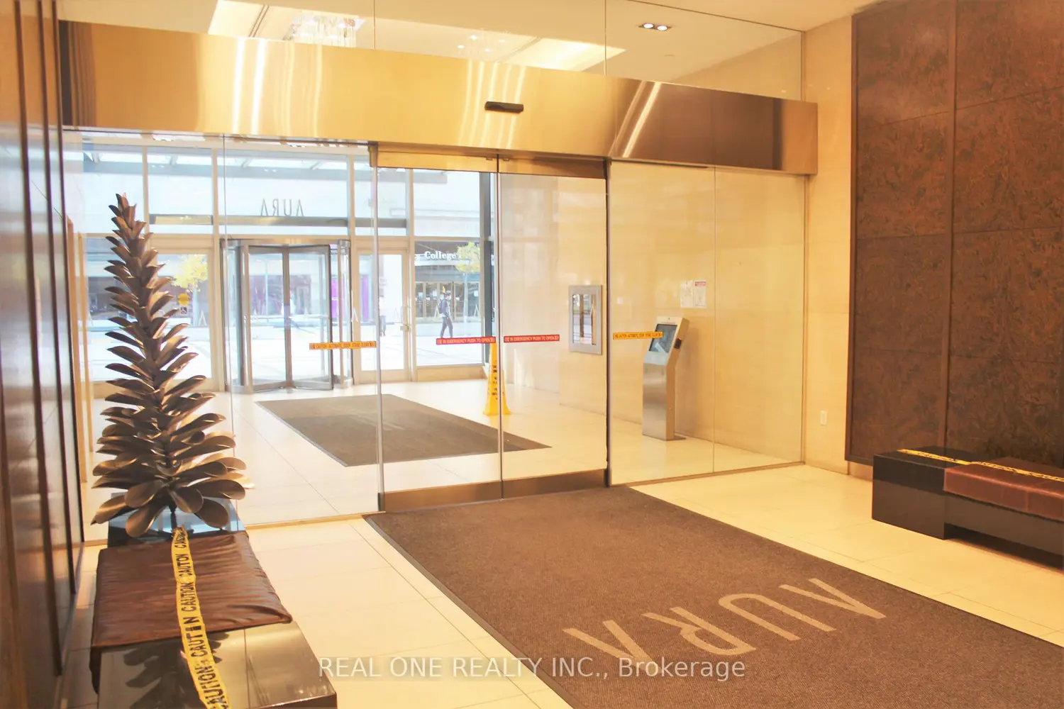 Additional image 4 of 386 Yonge Street 4010