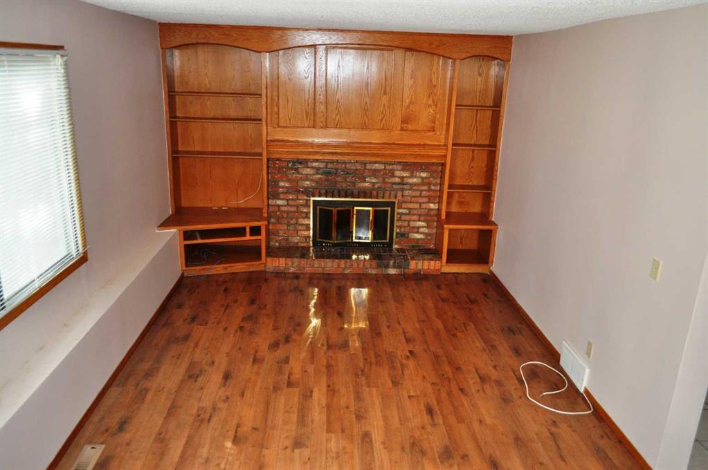 Additional image 6 of 319 Woodside Circle SW, Calgary, AB, T2W 3K2