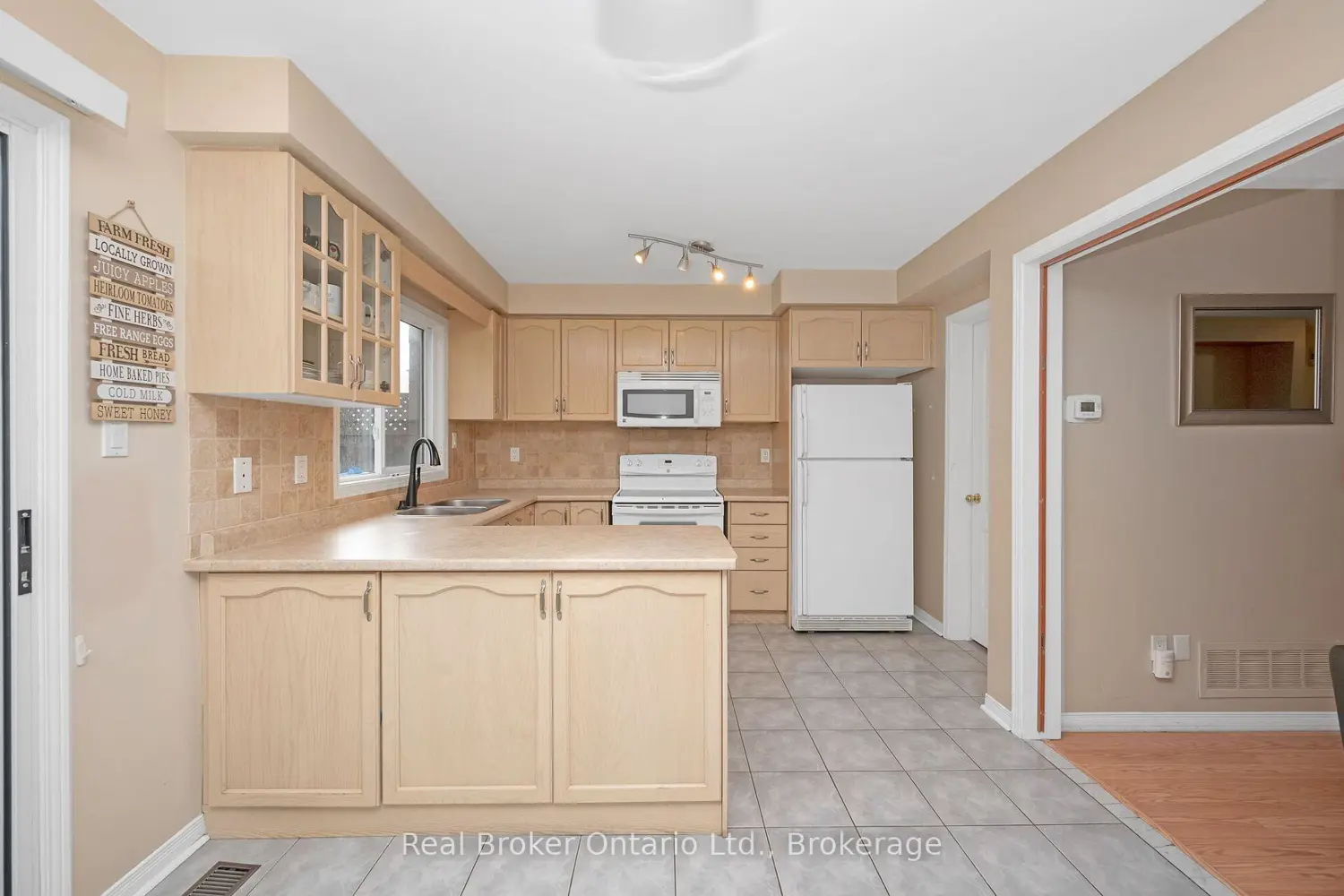 Additional image 10 of 2189 Shorncliffe Boulevard