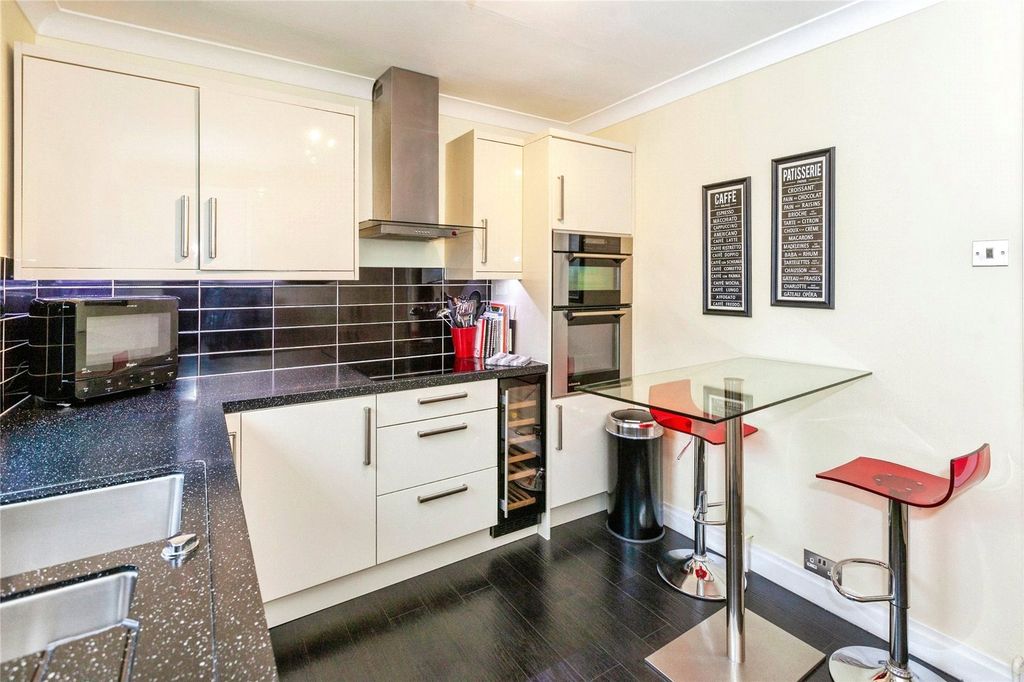 Additional image 2 of 2 bed flat for saleGrosvenor Drive, Maidenhead, Berkshire SL6