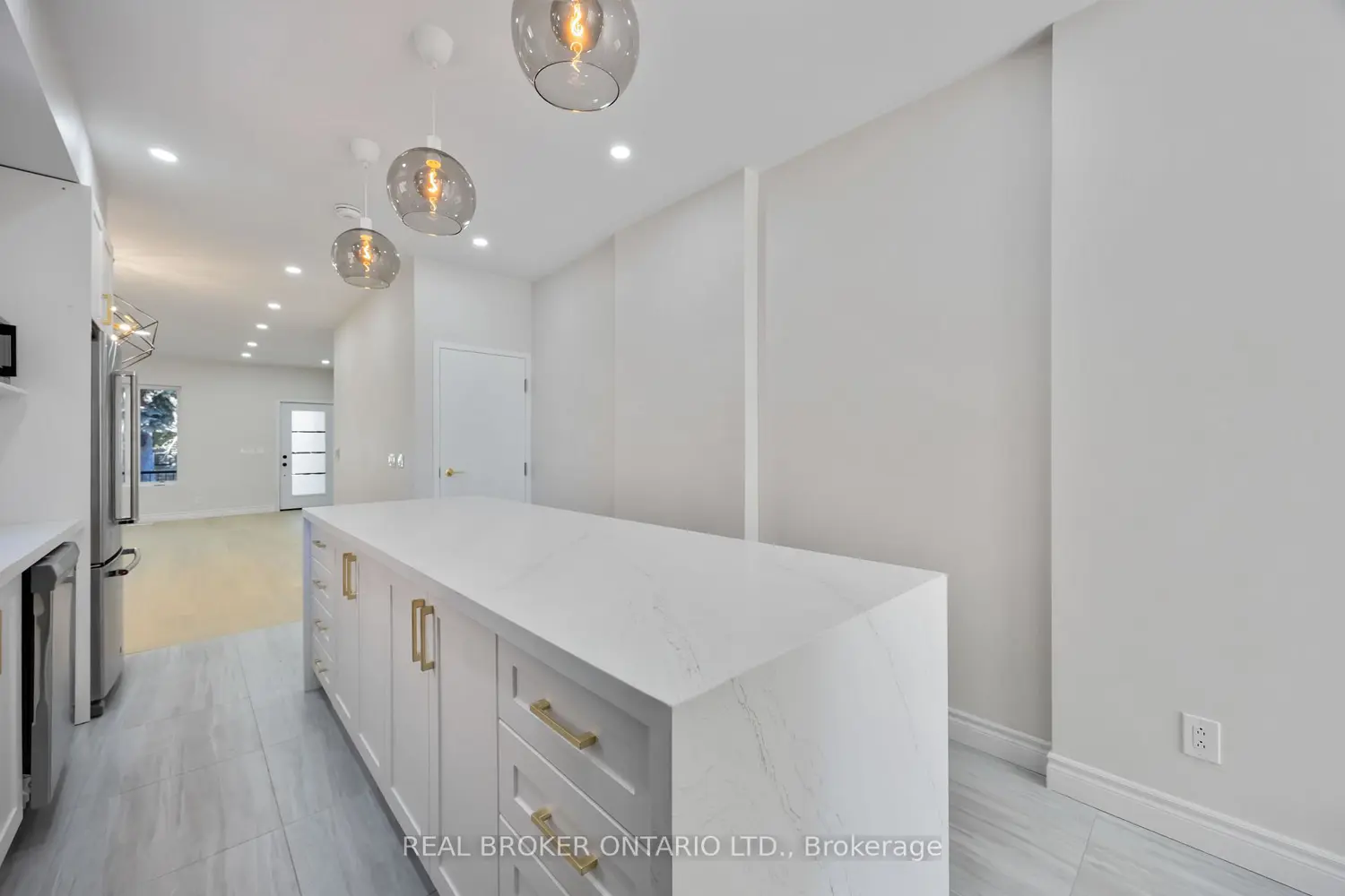 Additional image 6 of 806 Gladstone Avenue