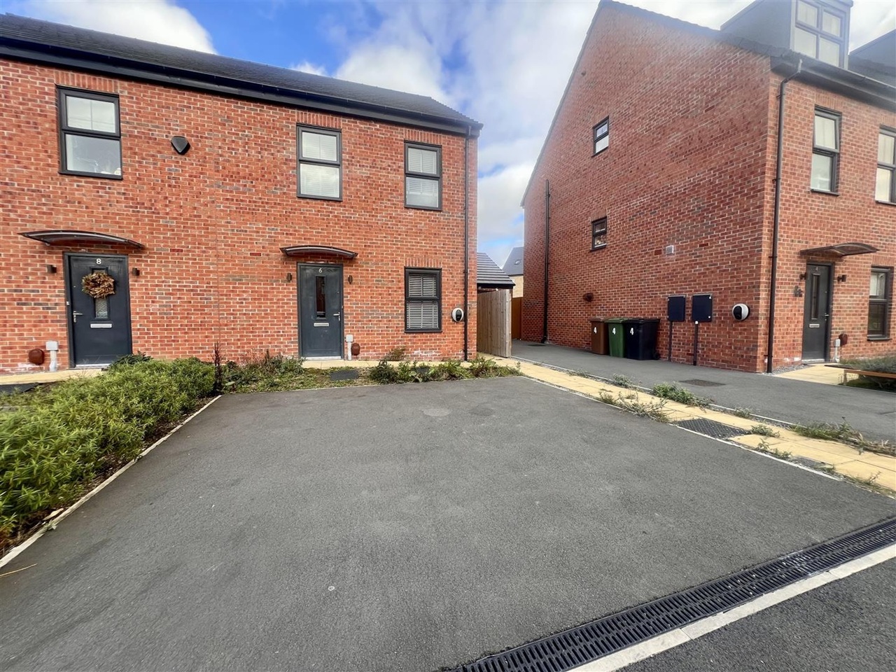 3 Bed Semi-Detached House, Tulip Drive, LS14, N1 7GU