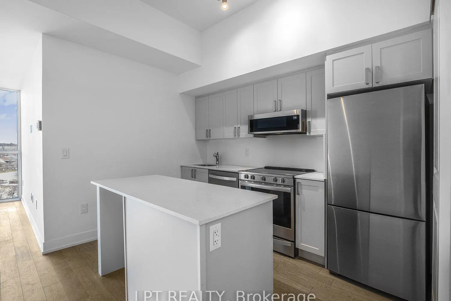 Additional image 16 of 1063 Douglas Mccurdy Common 615