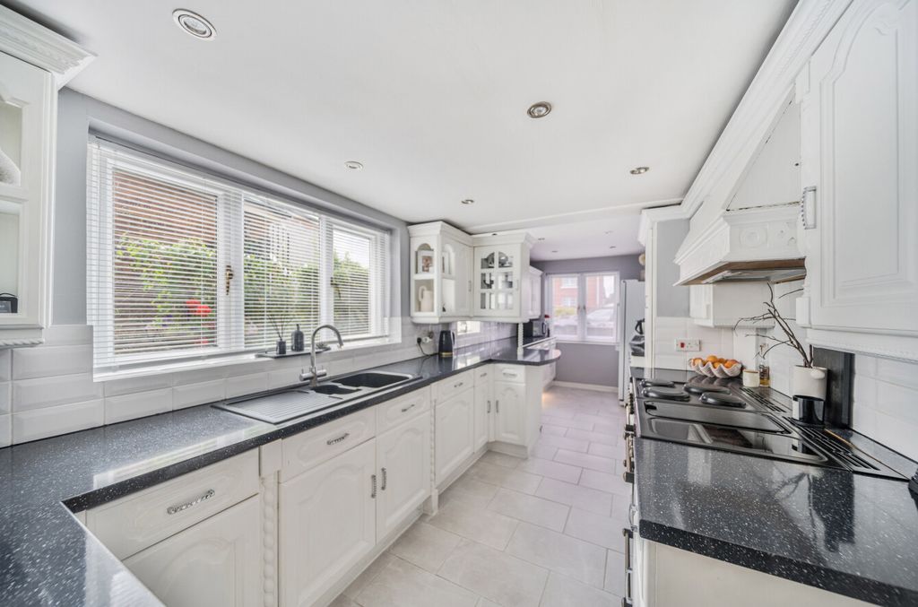 5 bed detached house for saleSt. Johns Road, Hedge End, Southampton, Hampshire SO30 photo 4