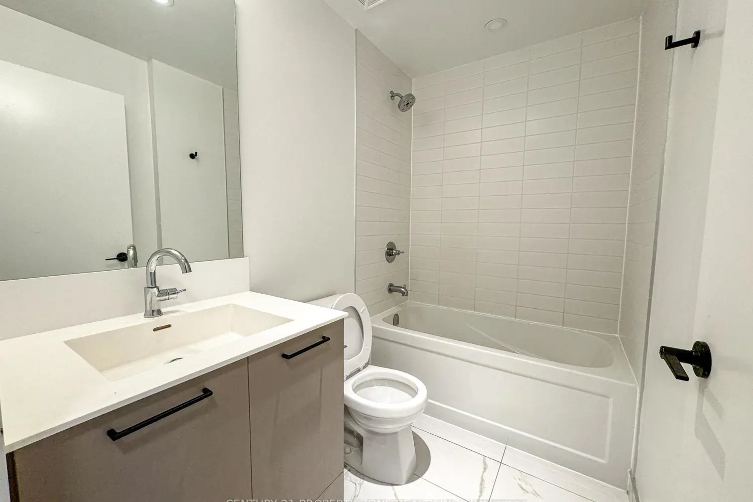 Additional image 11 of 20 Lagerfeld Drive 06