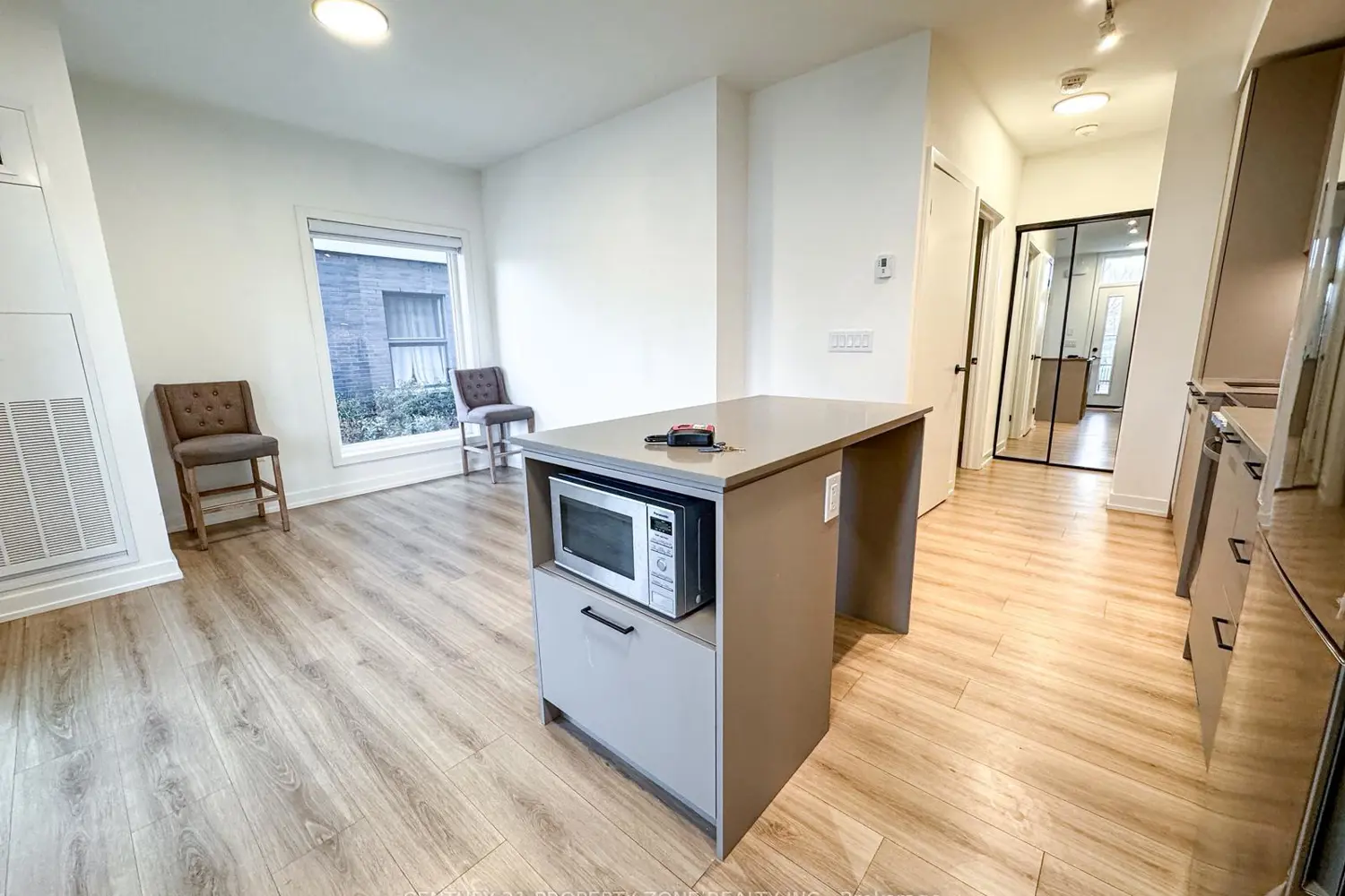 Additional image 19 of 20 Lagerfeld Drive 06