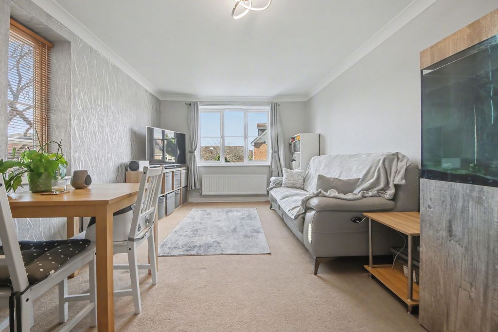 2 bed flat for saleWeston Lane, Weston SO19 photo 2