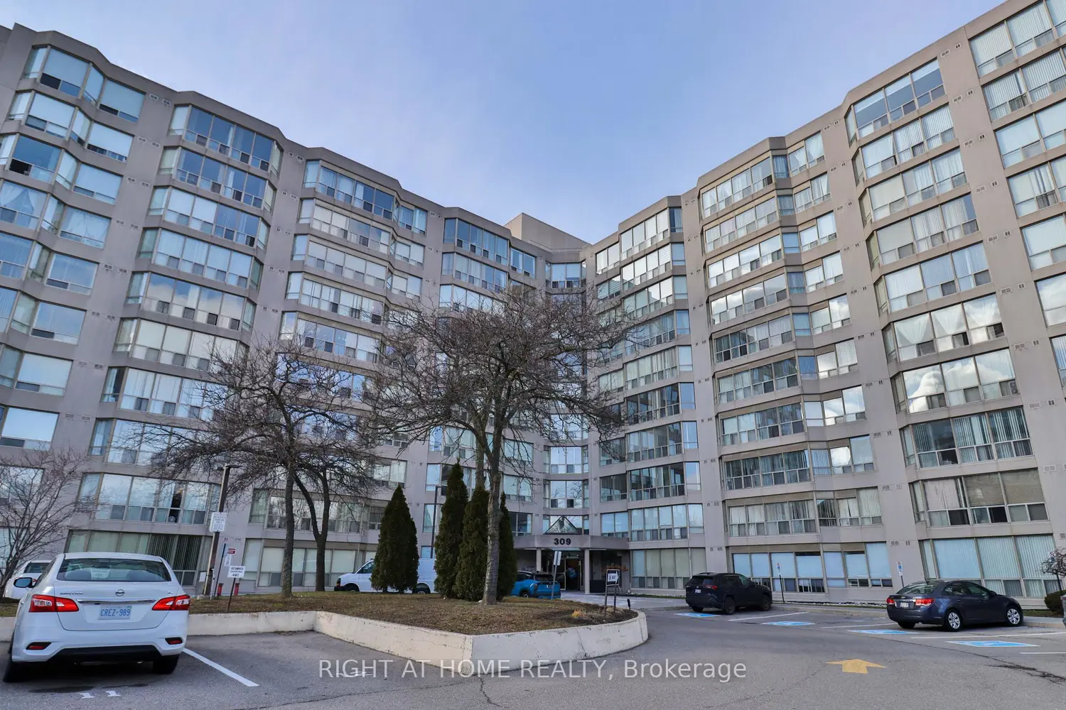 309 Major Mackenzie Drive 611