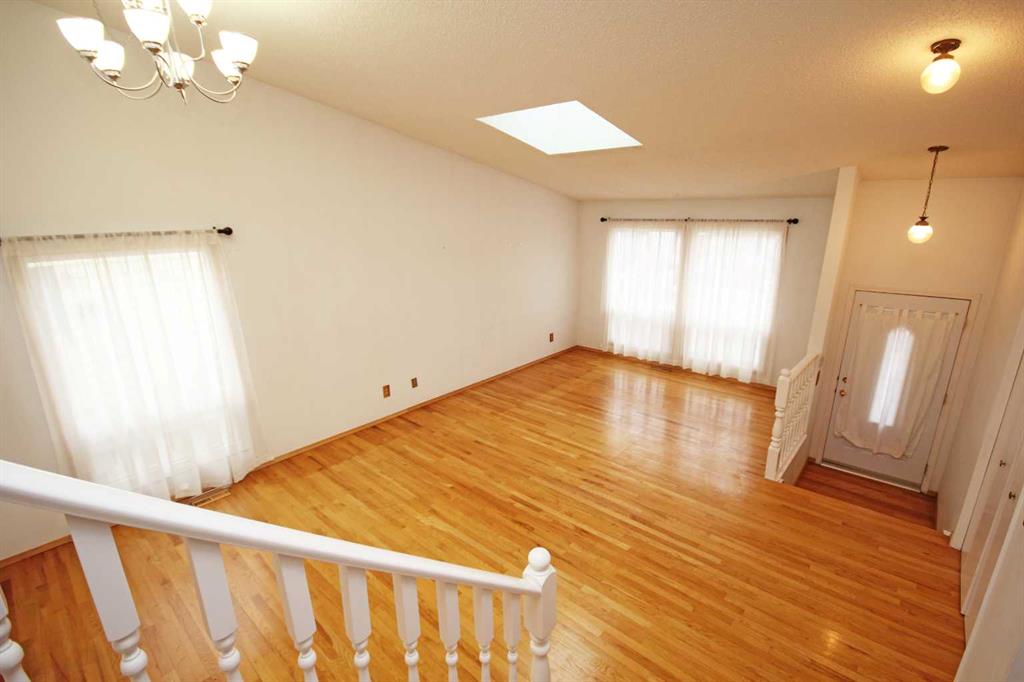 Additional image 3 of 36 Woodglen Rise SW, Calgary, AB, T2W 4S1