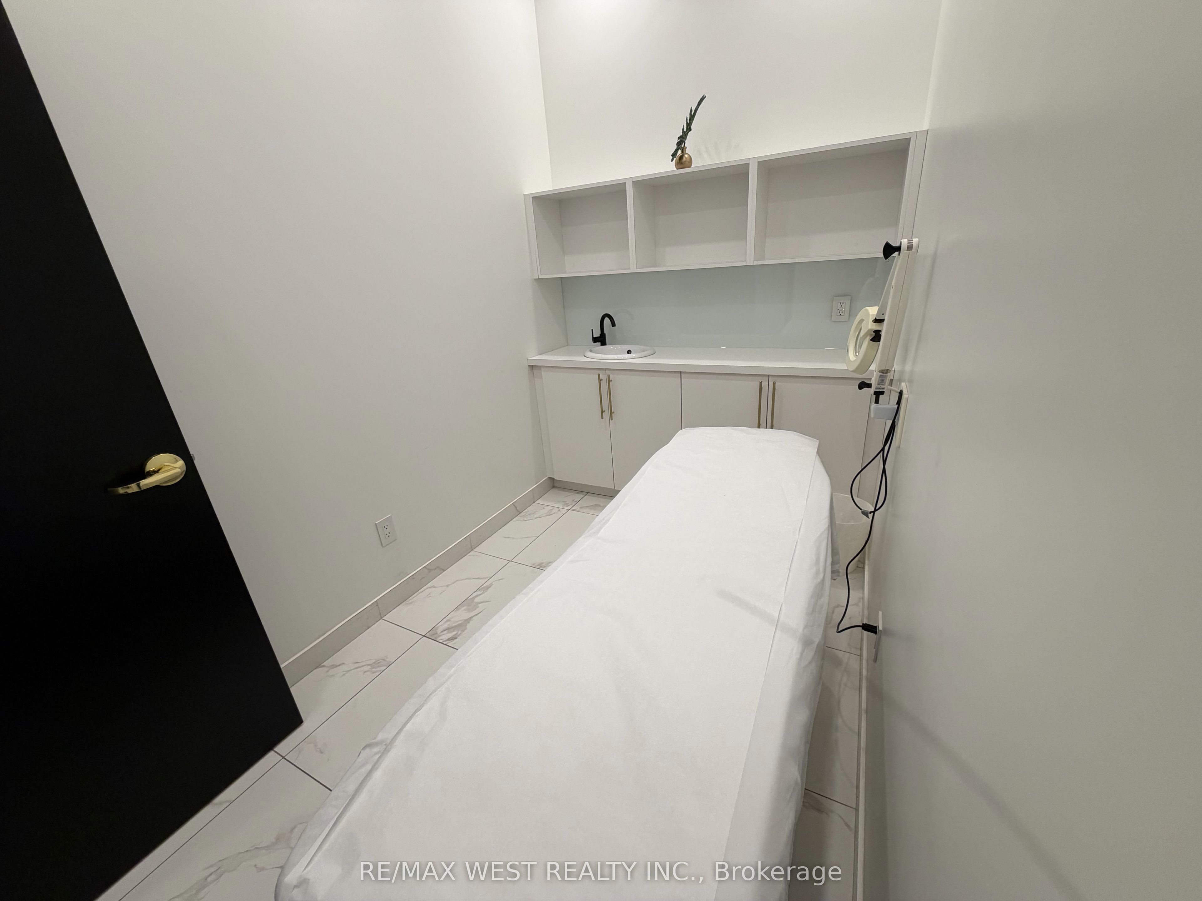 Additional image 2 of 4 rm#1-5027 Hurontario Street, Mississauga, ON, L4Z 3X6