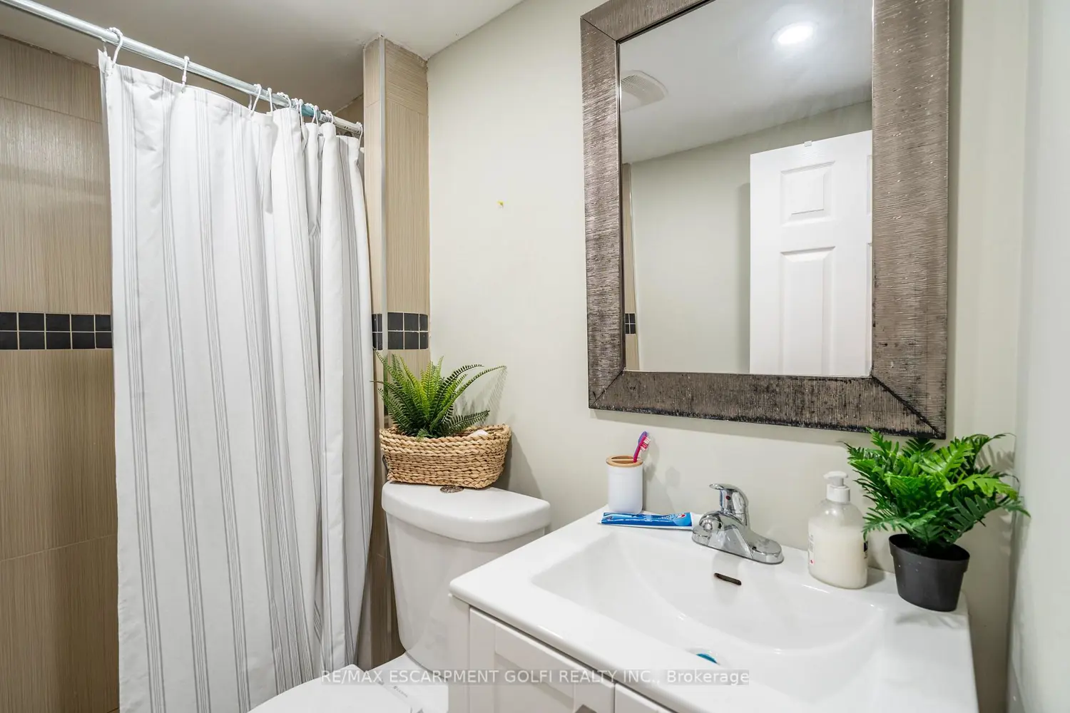 Additional image 16 of 98 Shoreview Place 40