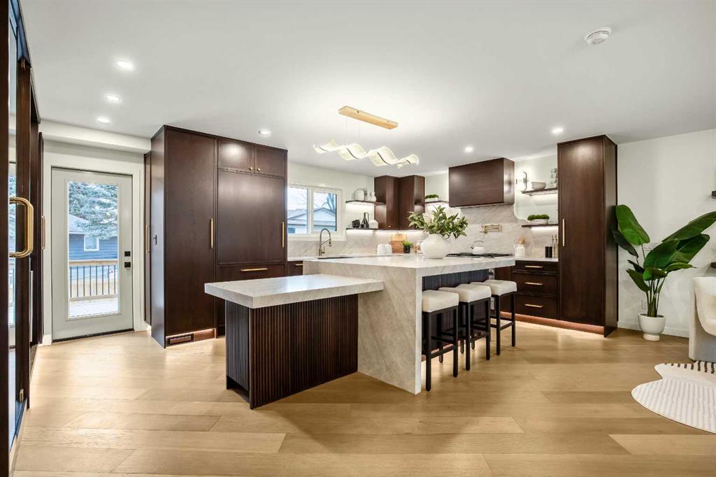 Additional image 2 of 216 Oakridge Place SW, Calgary, AB, T2V 1V2