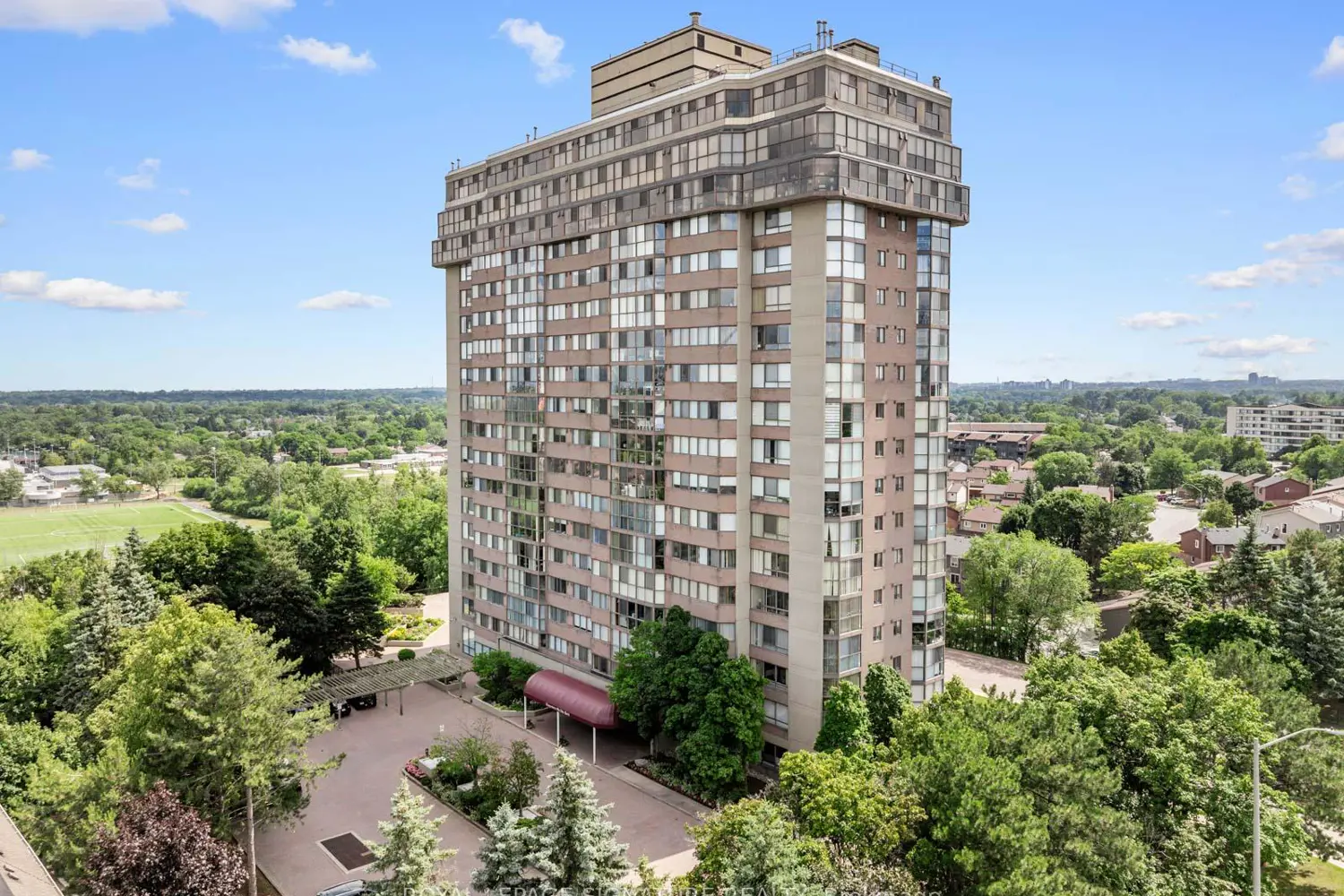 880 Dundas Street Lph4