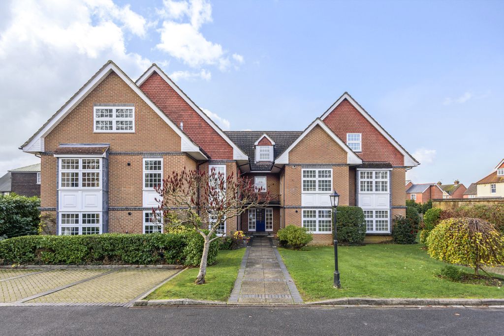 2 bed flat for saleBourne Heights, Frensham Road, Farnham GU9