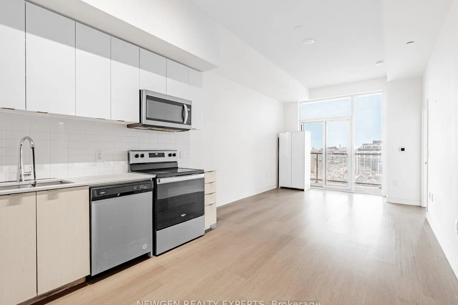Additional image 10 of 859 The Queensway 824