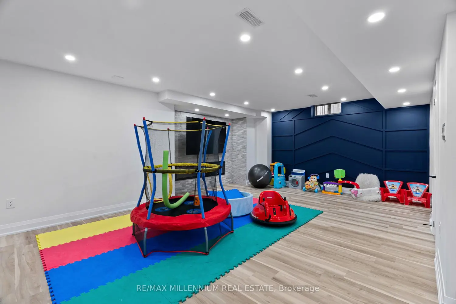 Additional image 15 of 51 Legendary Circle