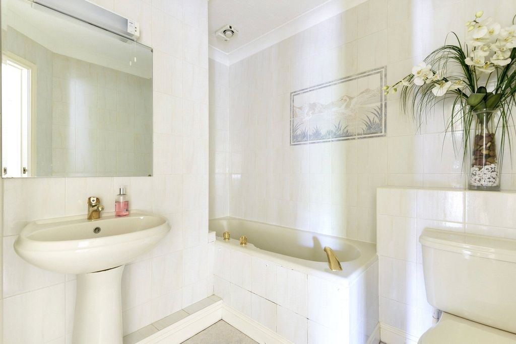 Additional image 7 of 2 bed flat for saleBourne Heights, Frensham Road, Farnham GU9