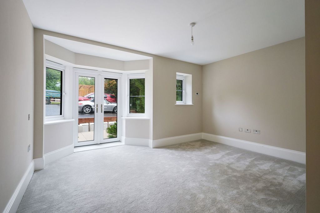 Additional image 14 of 2 bed flat for saleGreenhedges - Westerham Road, Oxted RH8