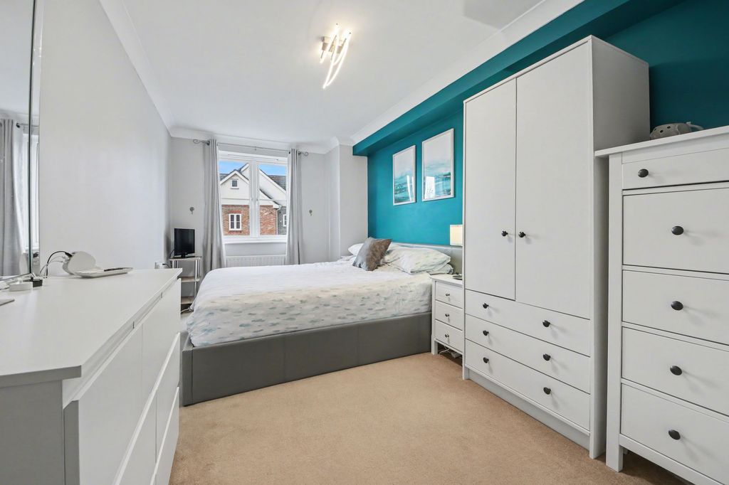 2 bed flat for saleWeston Lane, Weston SO19 photo 4
