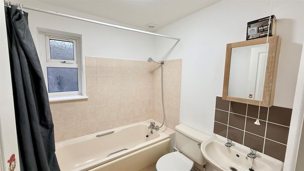 Additional image 4 of 2 bed flat for saleFreshwater, Isle Of Wight PO40